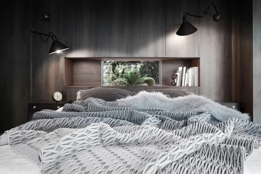 wizualizacja sypialni, zbliżenie na łóżko z pogniecioną narzutą stojące na tle fornirowanej ściany z małym oknem