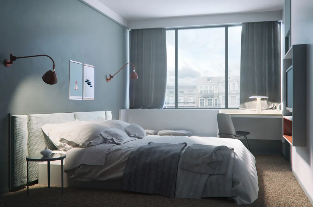 Wizualizacja pokoju hotelowego w zimnej kolorystyce, łóżko stoi na tle niebieskiej ściany i tapicerowanego zagłówka, z tyłu widać siedzisko i duże okno