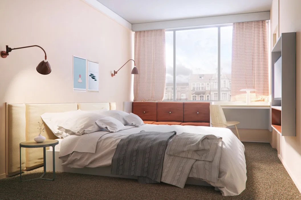 Wizualizacja pokoju hotelowego w ciepłej kolorystyce, łóżko stoi na tle różowej ściany i żółtego zagłówka, z tyłu widać rude siedzisko i duże okno